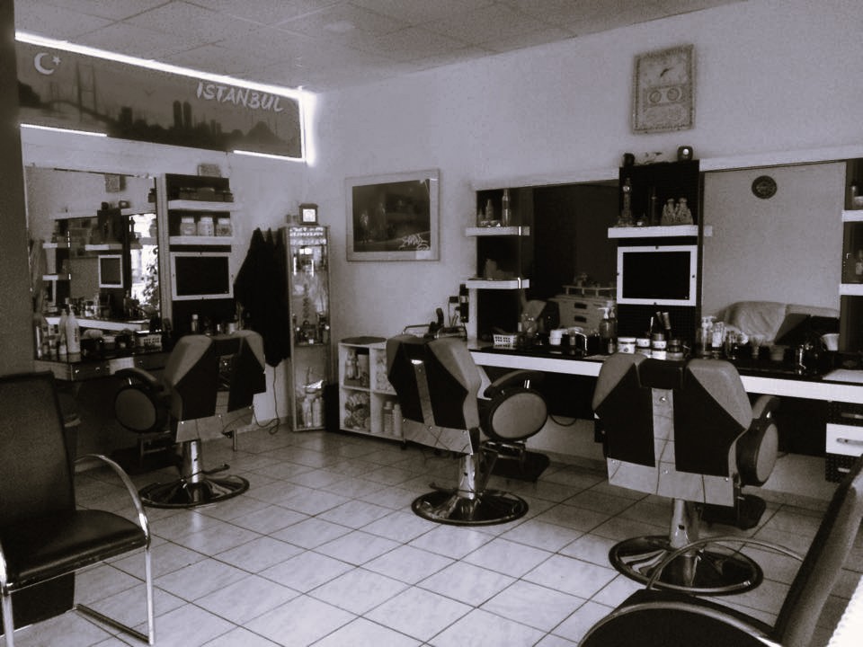 Unser Salon in Bremen – Innenansicht mit Barber-Stühlen